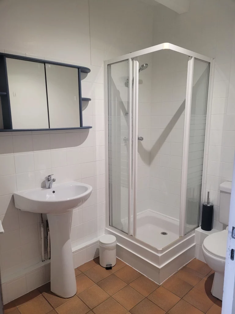 Cottage - Gîte les Bruyères Rebecca - salle de bain rez-de-chaussée